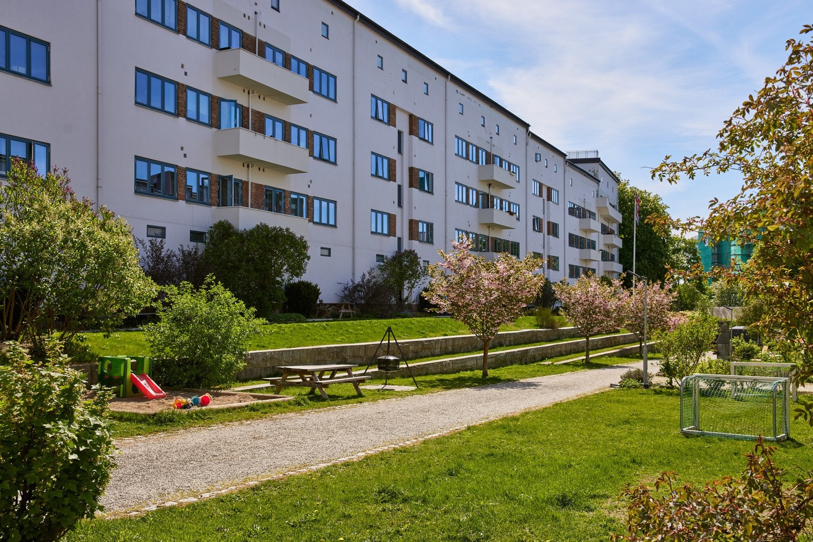 I gårdsrommet er det blant annet nyere lekeapparater, sittegrupper, bålpanne, nedgravde avfallsbrønner og sykkelstativer. Det er også mulig å parkere sykler nederst i oppgangen, samt i Funkisgårdens låste sykkelbod. Galleribilde