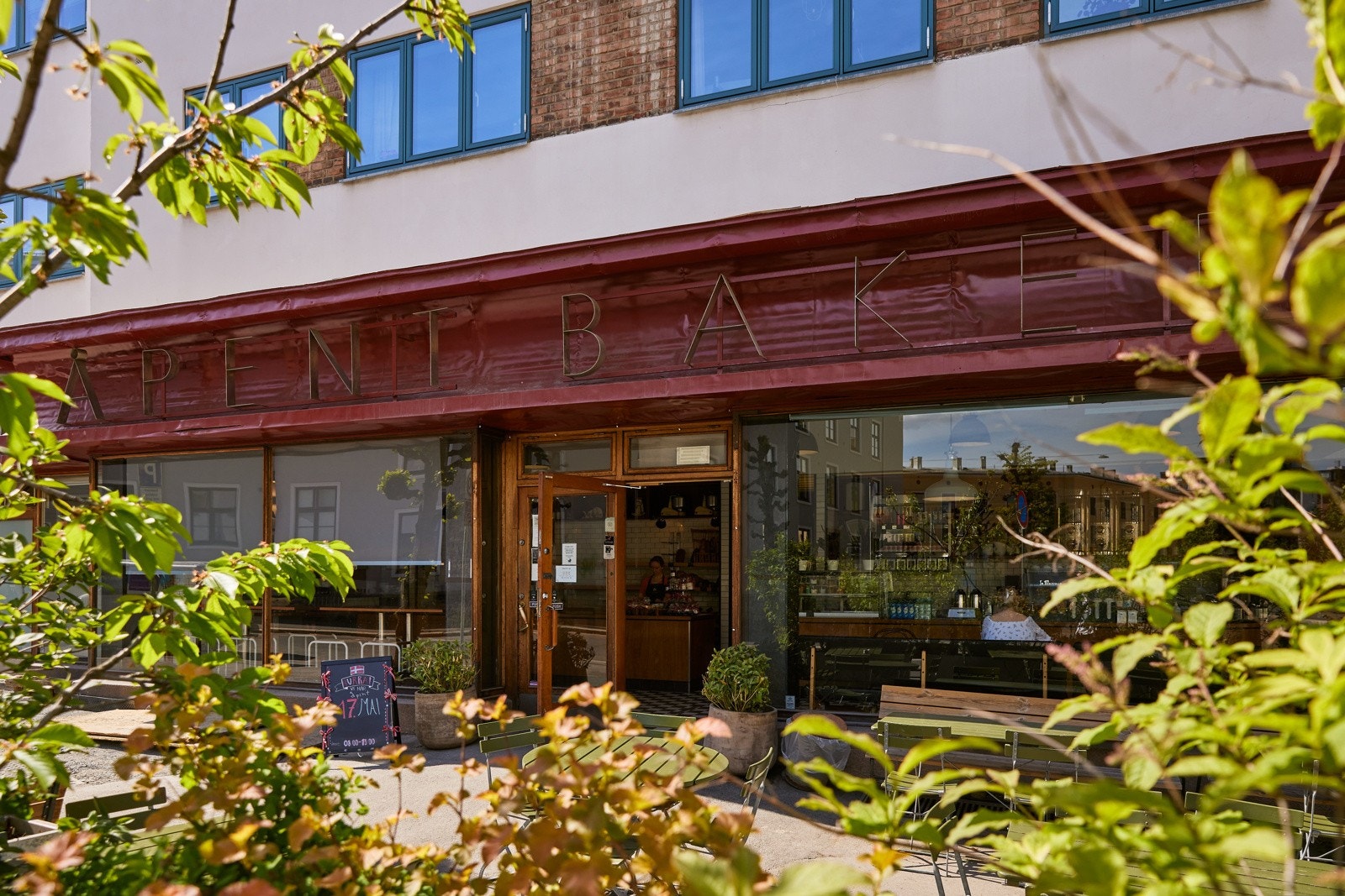 Hverdagsluksus med Åpent Bakeri med gode bakevarer og om kveldstid forvandles lokalet til Lofthus Samvirkelag - Kjent som en av byens beste pizzarestauranter. Galleribilde
