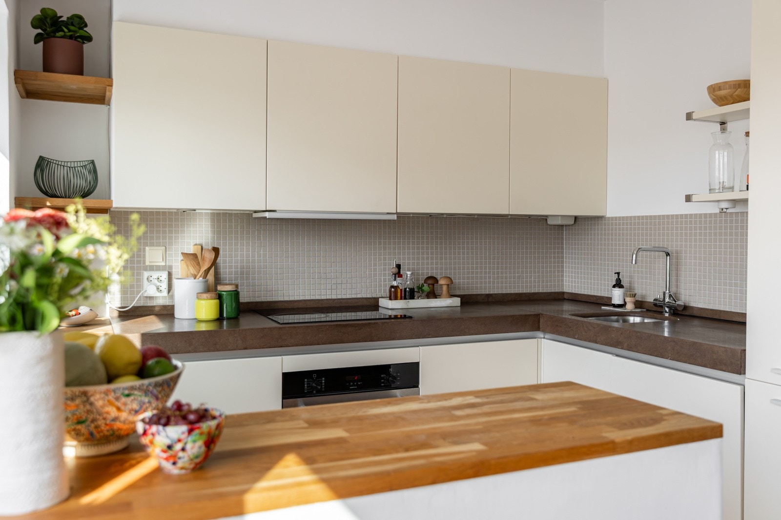 En praktisk kjøkkenøy fra Ikea deler naturlig av mot stuen, samt sørger for ekstra god skap- og benkeplass. Innredningen har glatte fronter og heltre benkeplate. Galleribilde