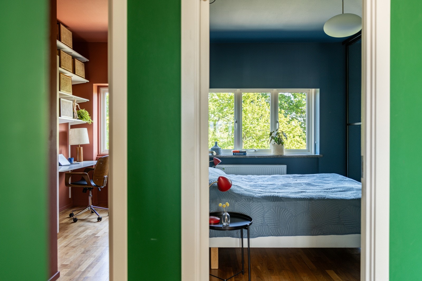 Begge soverommene ligger inn fra stuen/gangen på den kjøligste siden av bygget og vender mot den stille og enveiskjørte Åsengata. Galleribilde
