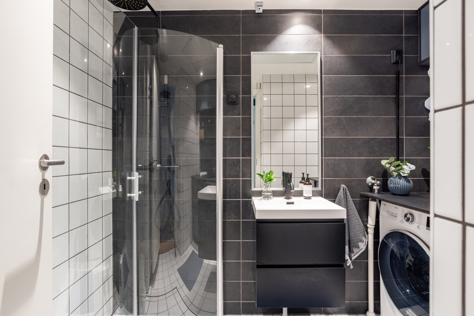 Leiligheten har et lyst og moderne flislagt baderom som ble pusset opp i regi av brl. i 2005. Baderommet har tidløse fliser på gulv og vegger, deilig gulvvarme, downlights i himlingen og avtrekk tilknyttet balansert ventilasjon. Galleribilde