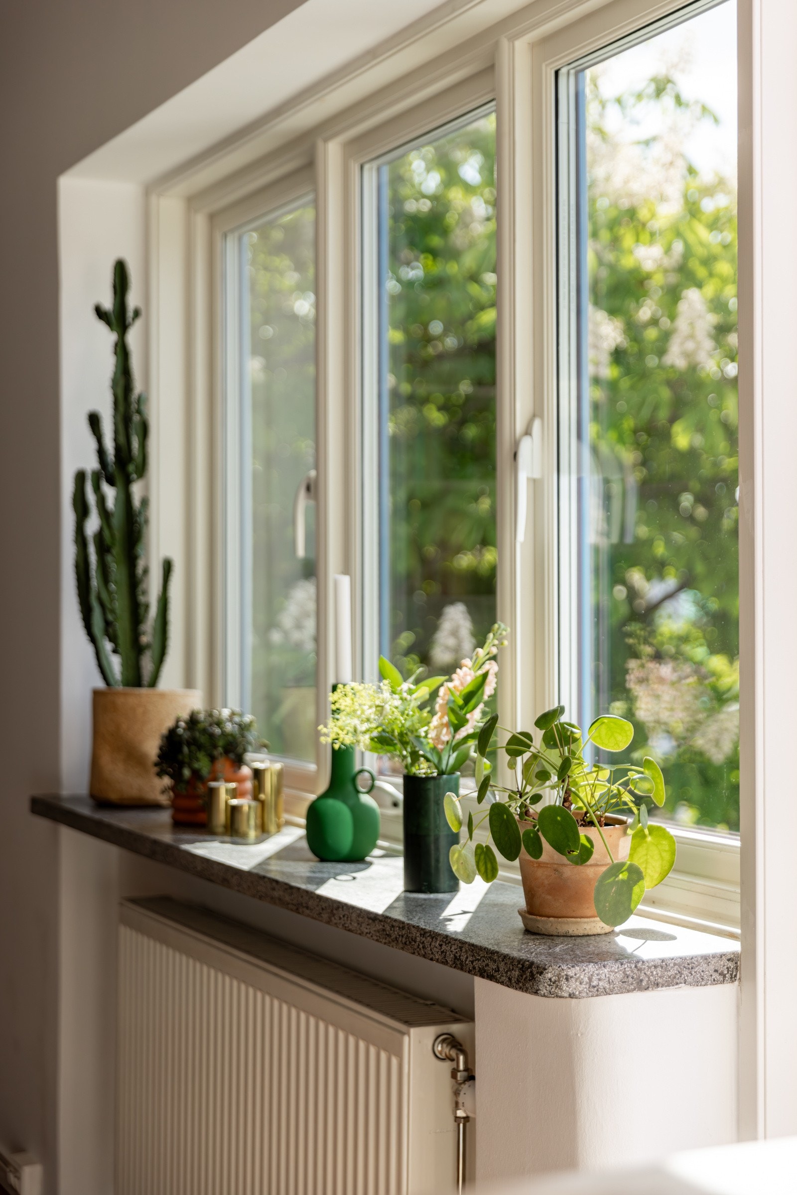 Alle vinduene i leiligheten har 3-lags glass fra 2015, og det er brede vinduskarmer for planter og dekor. Legg merke til de originale vinduskarmene i stein. Galleribilde