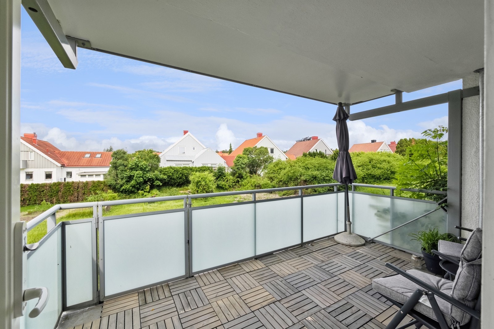 Stor og flott overbygd terrasse med flott utsikt og gode solforhold! Galleribilde