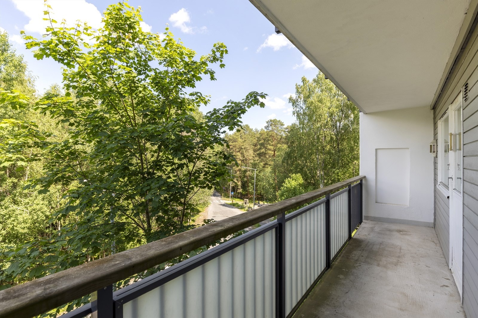 Utgang fra kjøkken/spisestue til nordvendt balkong på ca. 9 m². Galleribilde