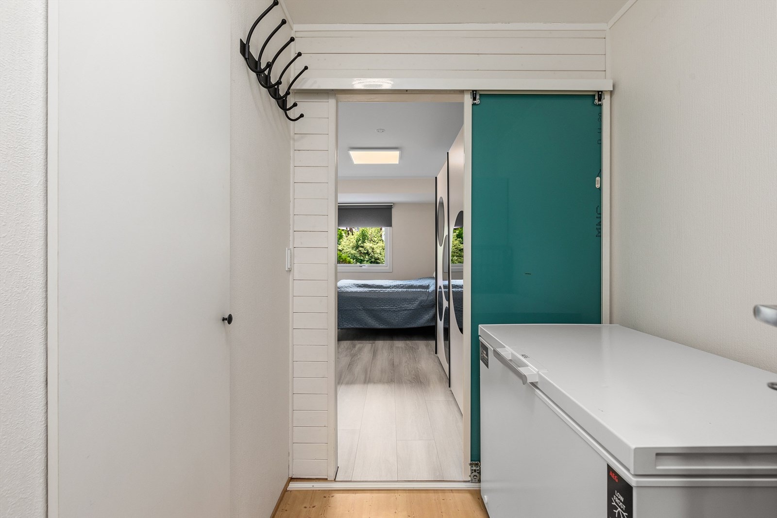 Innvendig bod/garderobe. Galleribilde