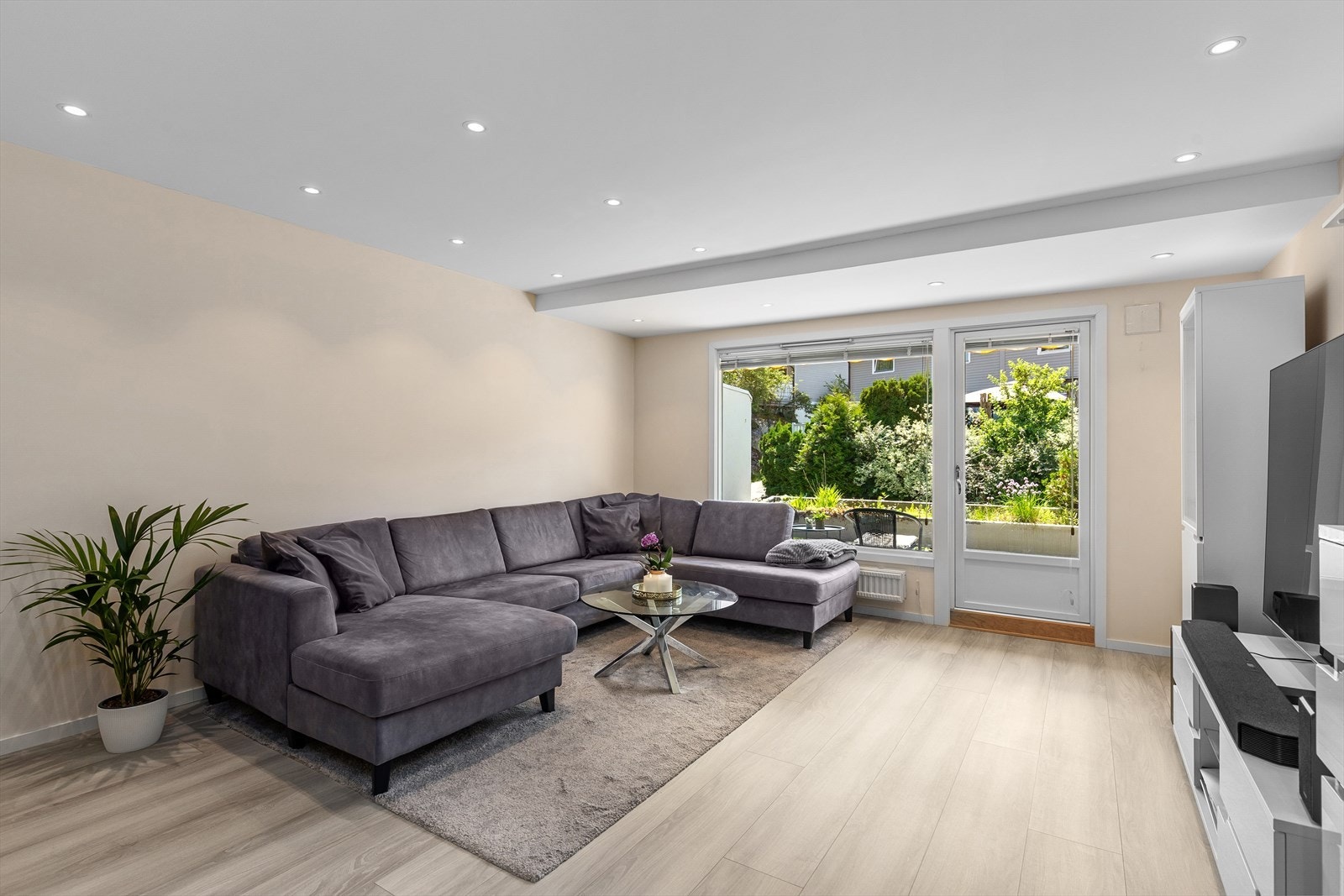 Lys og tiltalende stue med downlights. Galleribilde