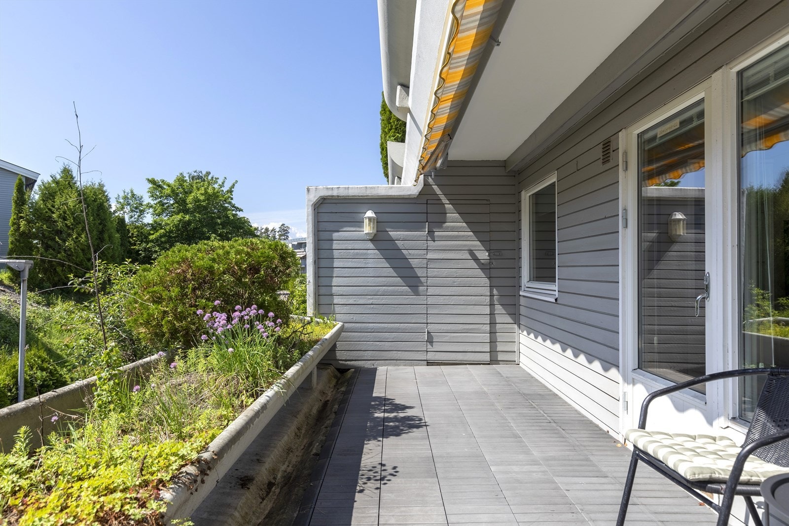 Solrik, sydvendt terrasse på ca. 12 m². Galleribilde