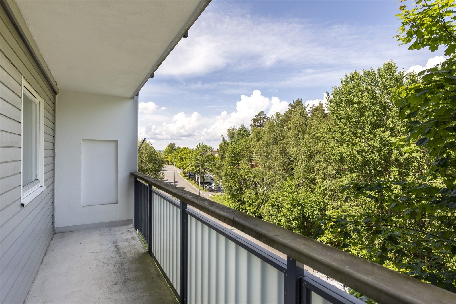 Balkong på ca. 9 m² i grønne og skjermede omgivelser. Galleribilde