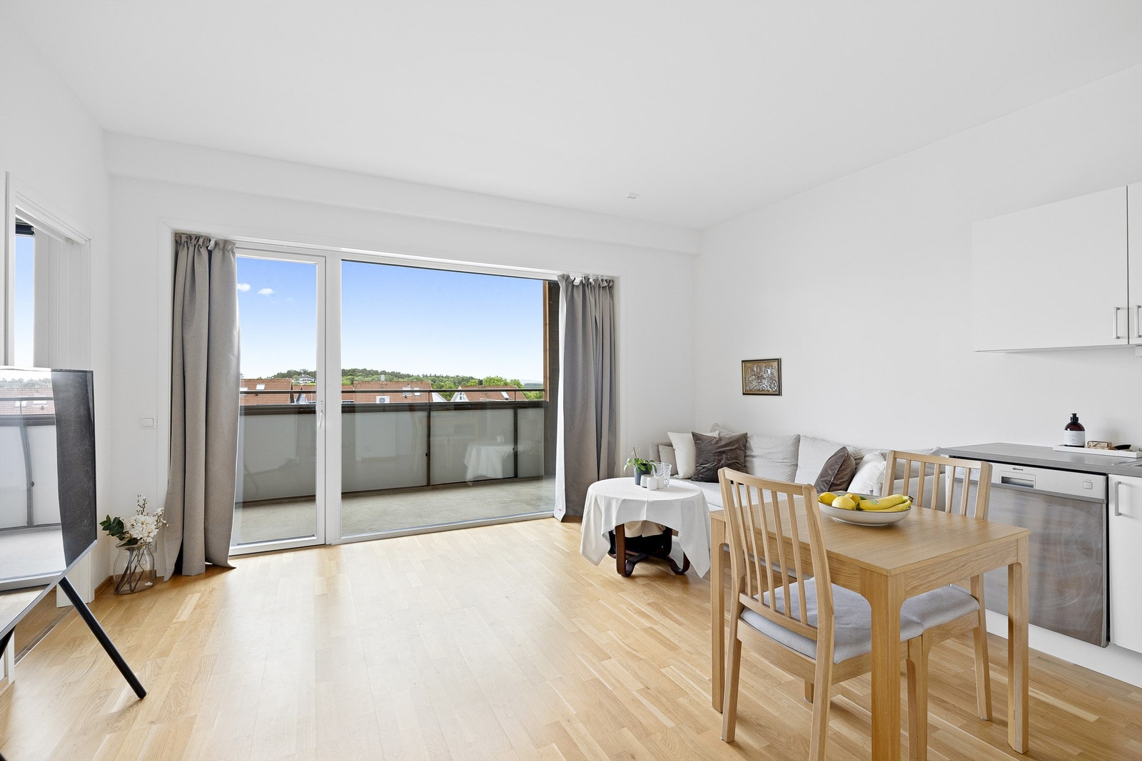 Stue med gode vindusflater samt plass til både sitte- og spisegruppe. Galleribilde