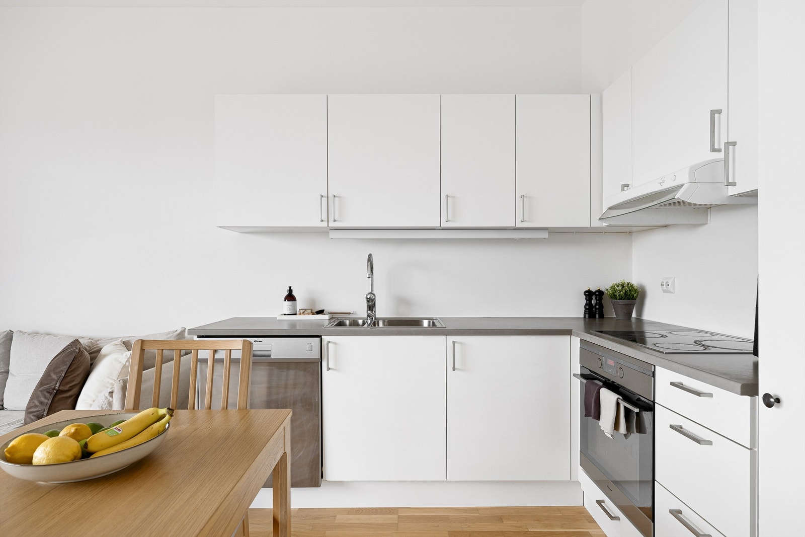 Kjøkken i hvit utførelse med god lagringsplass i form av over- og underskap. Galleribilde