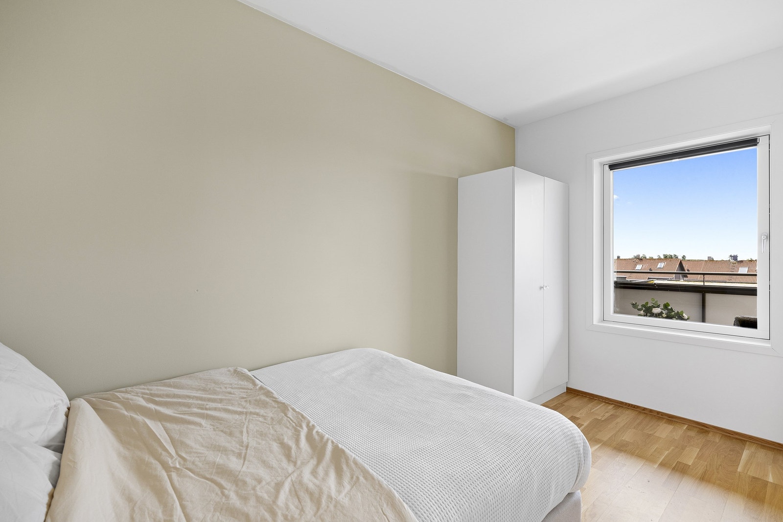 Romslig soverom med plass til garderobeskap. Galleribilde