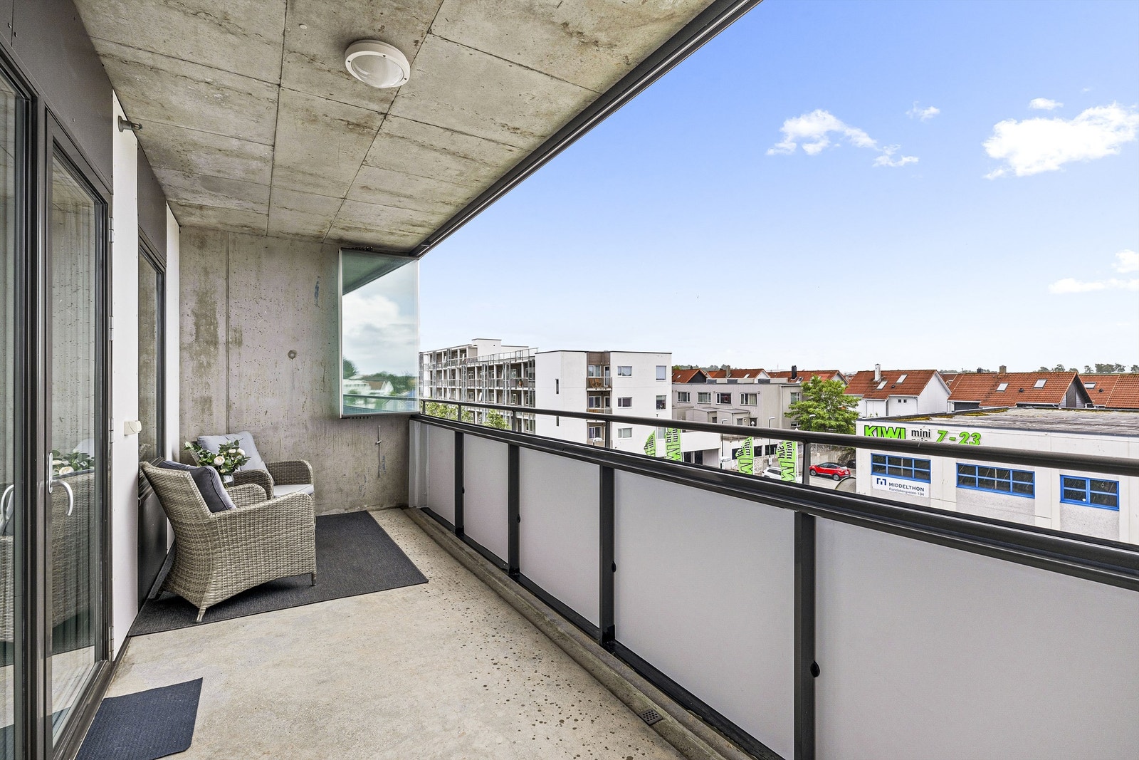 Stor balkong med gode solforhold og plass til utemøbler. Galleribilde