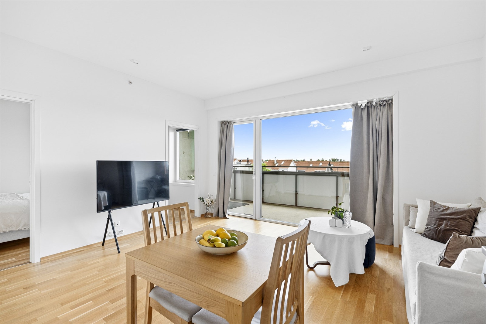 Arealeffektiv leilighet med egen stor solrik balkong. Galleribilde