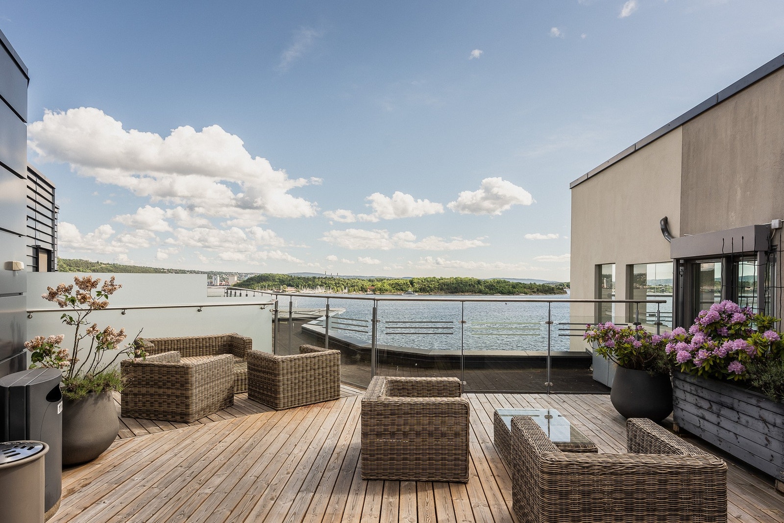 Flott felles terrasse med gode solforhold og fjordutsikt. Galleribilde