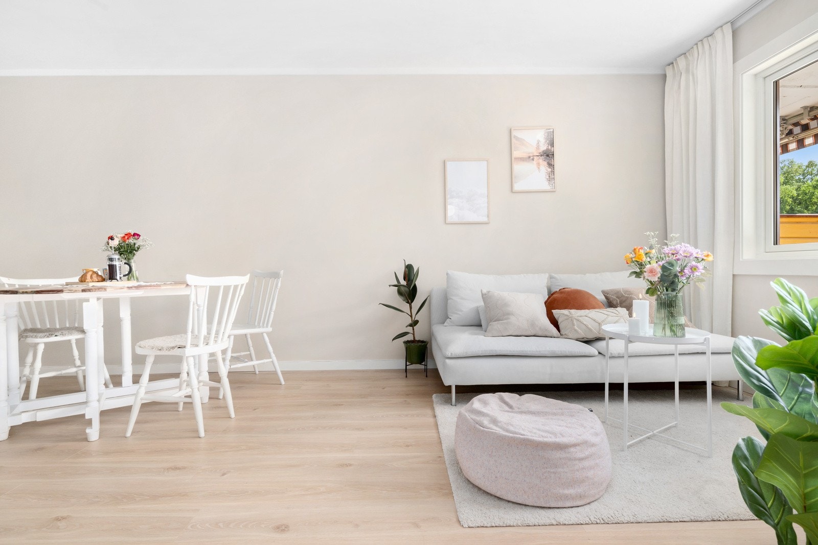 Leiligheten har en lys og innbydende stue. Galleribilde
