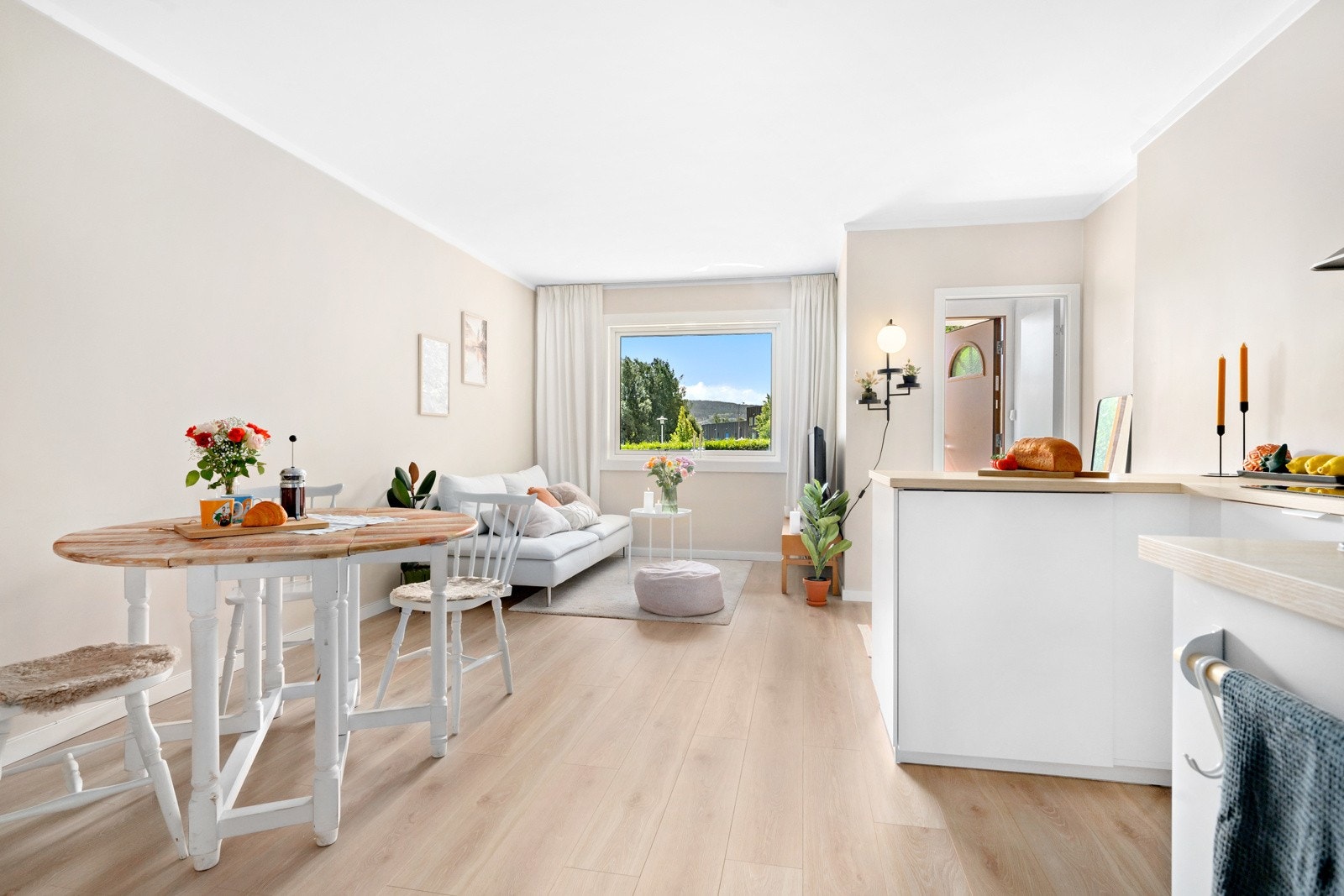 Plass til spisegruppe og sofagruppe som gir et naturlig skille mellom stue og kjøkken. Galleribilde