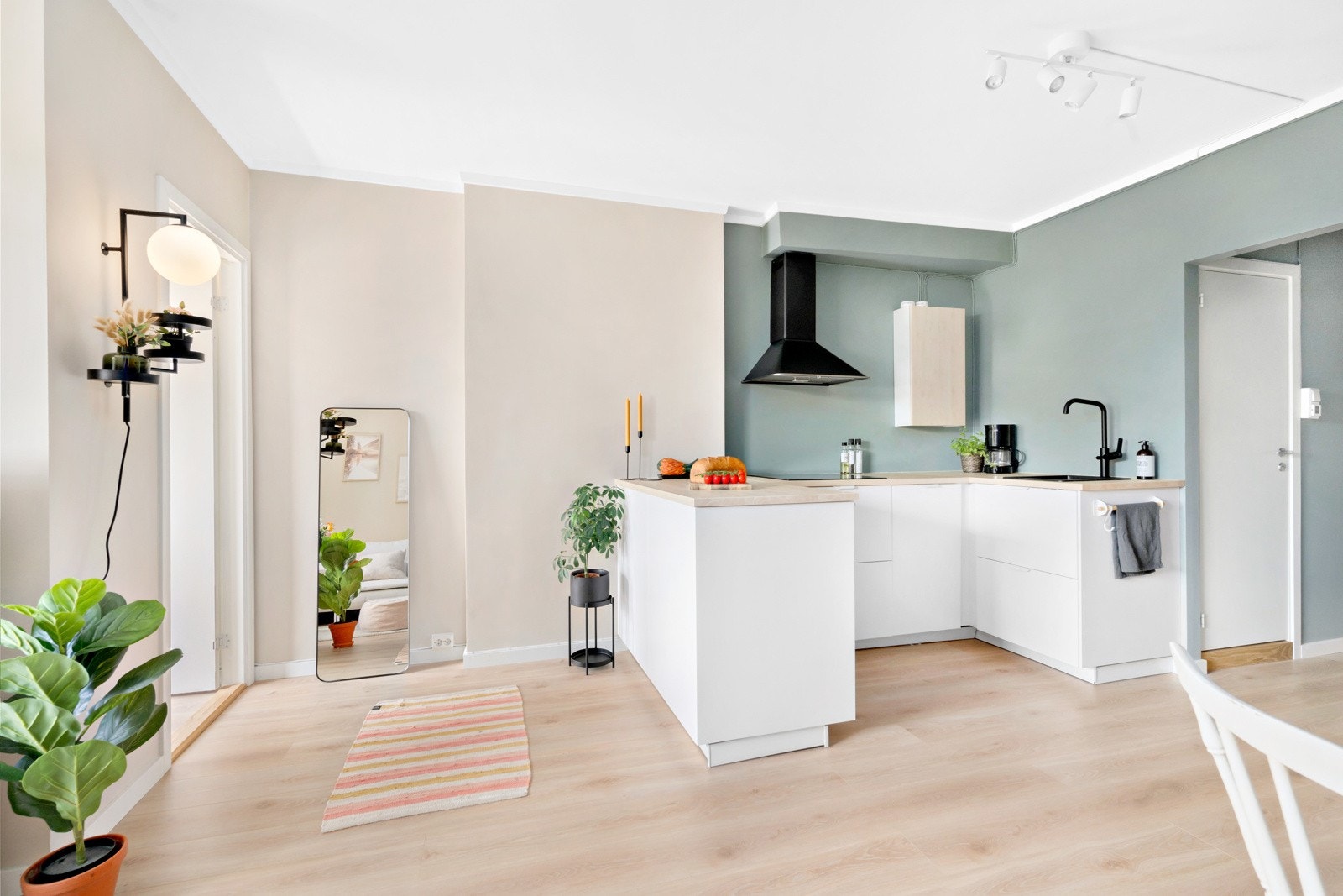 Kjøkkenet fremstår som lyst, innbydende og sosialt. Galleribilde