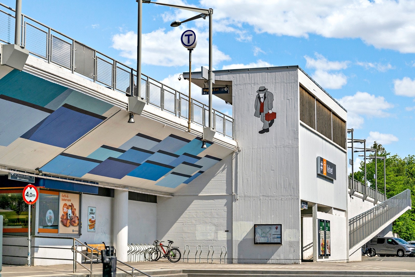 Steinkast unna veitvet T-banestasjon. Galleribilde