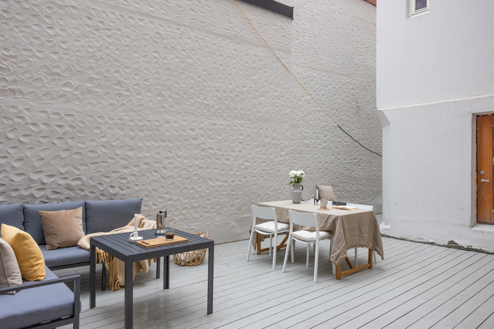 Bakgården er av svært god størrelse og kan møbleres etter ønske og behov. Galleribilde
