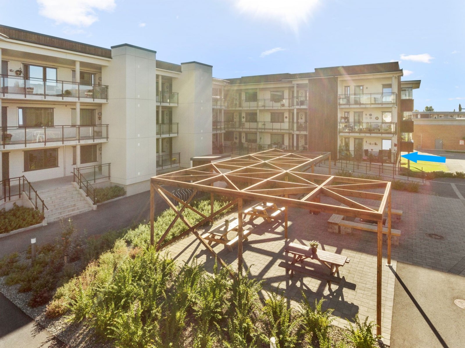 Østvendt terrasse mot bakgård Galleribilde