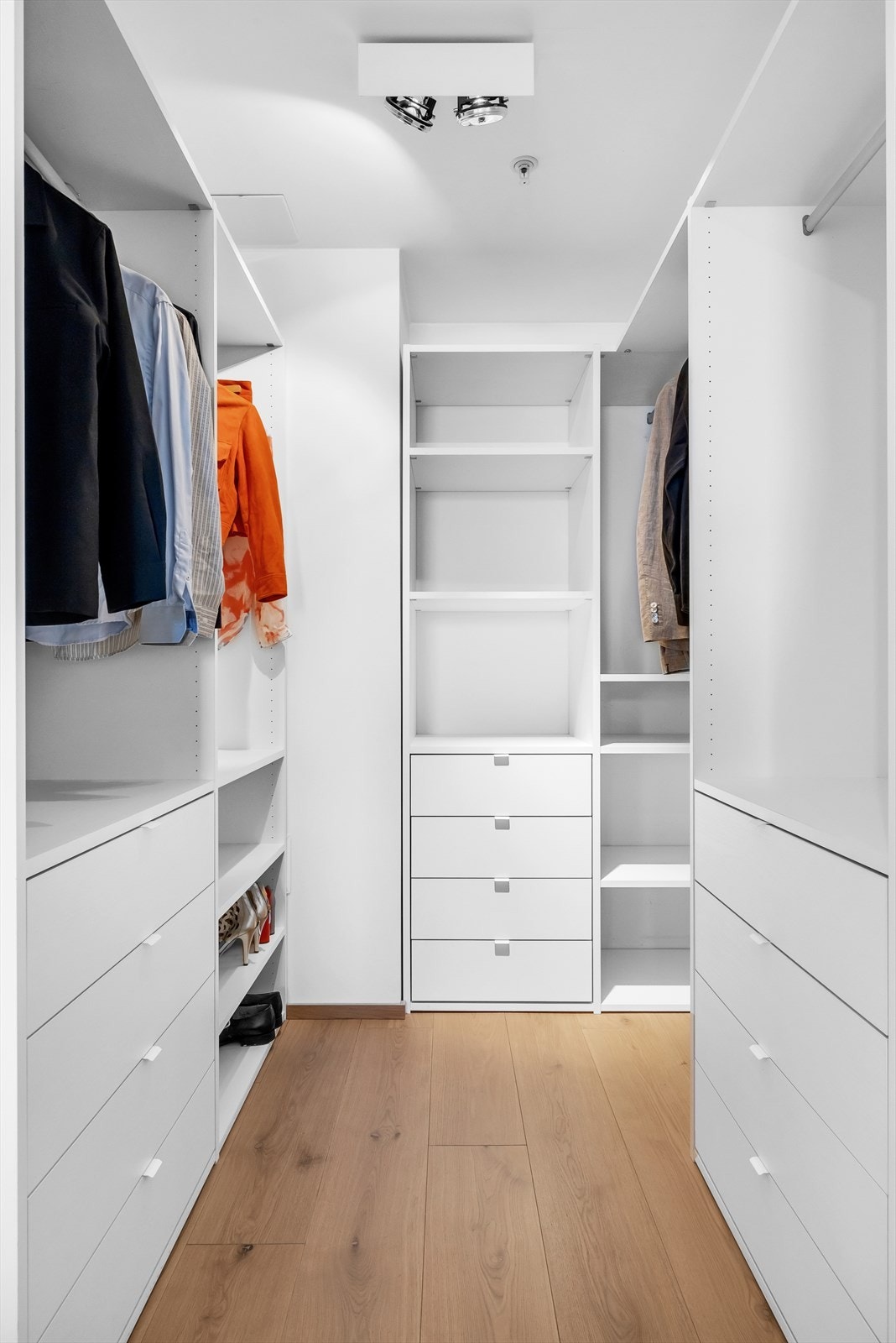 Walk in closet fra hovedsoverom Galleribilde