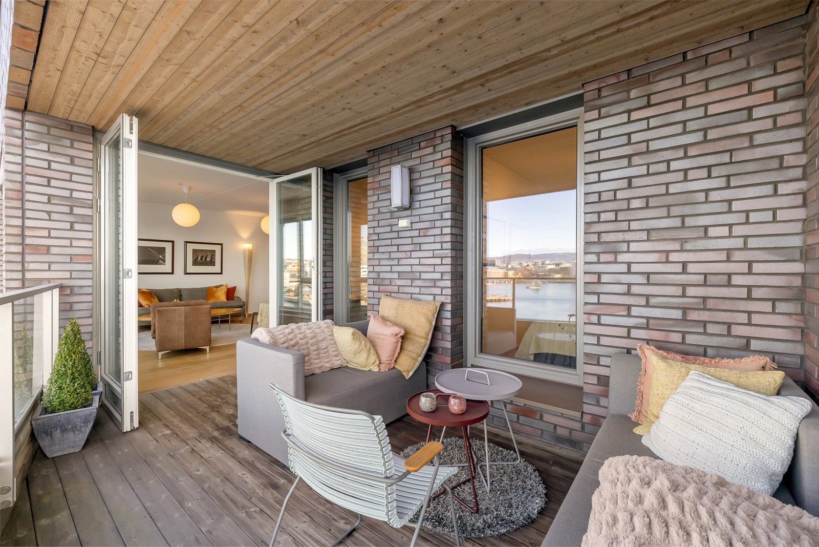 God plass til lounge, grill og folk. Utebelysning og stikkontakter Galleribilde