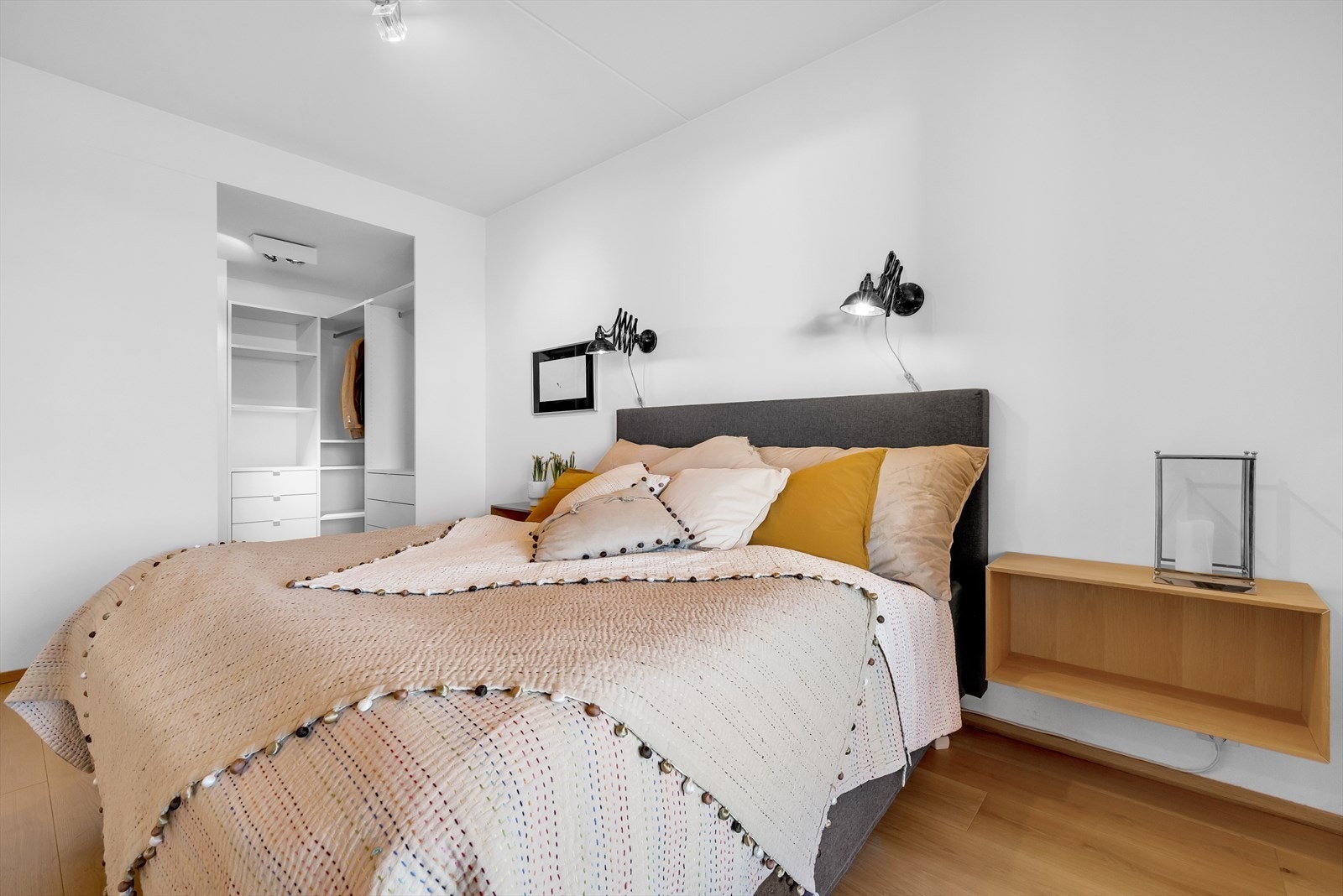 Inngang til walk in closet Galleribilde