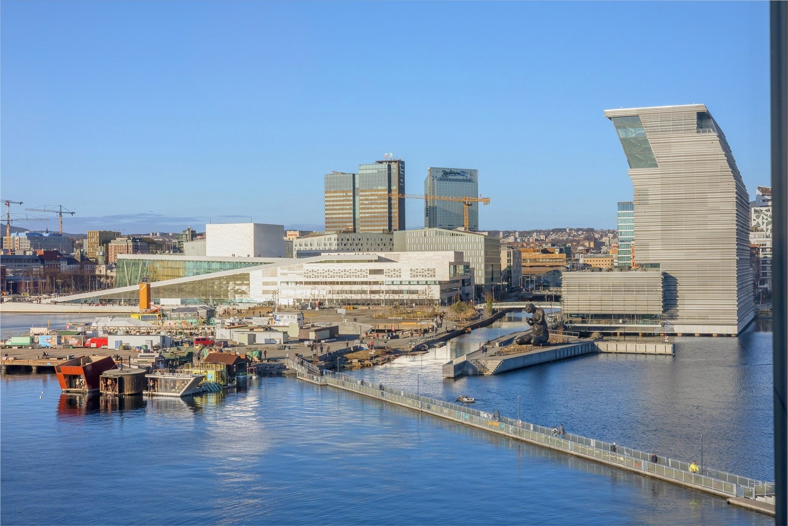 Fra balkongen har man fantastisk utsikt over Operaen, Plaza, Munchmuseet, Barcode m.m. Galleribilde