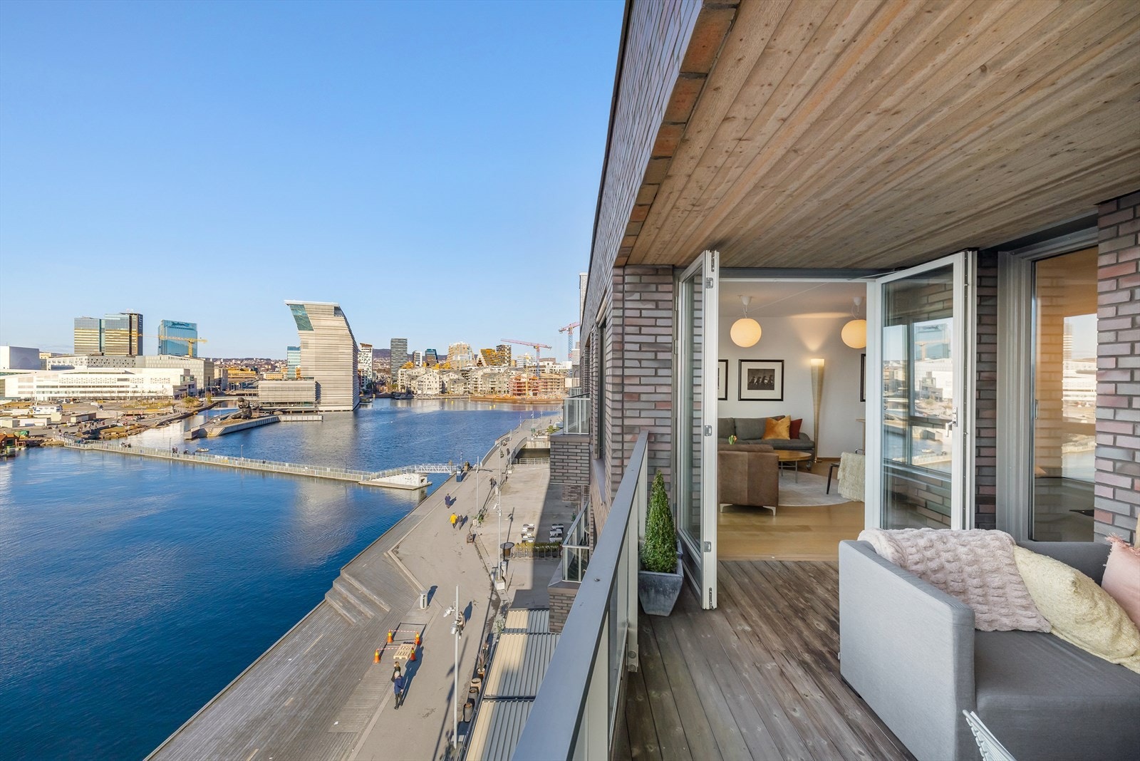 Nydelig toppleilighet ved vannkanten i Bjørvika med flott utsikt og eksepsjonell beliggenhet Galleribilde