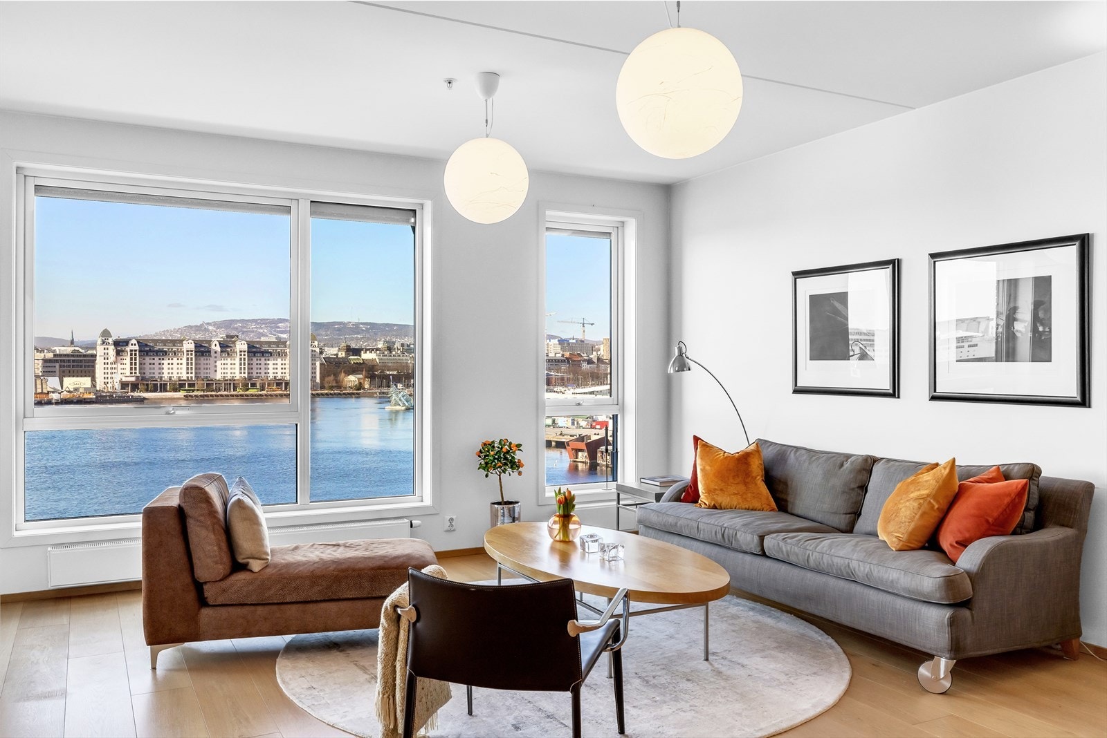 God plass til stor sofagruppe Galleribilde