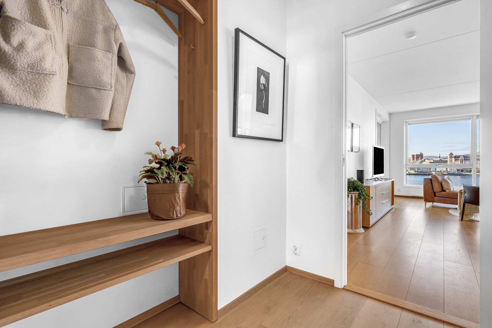 Romslig hall/entré med god plass til å henge fra seg. Garderobeløsning i heltre eik Galleribilde