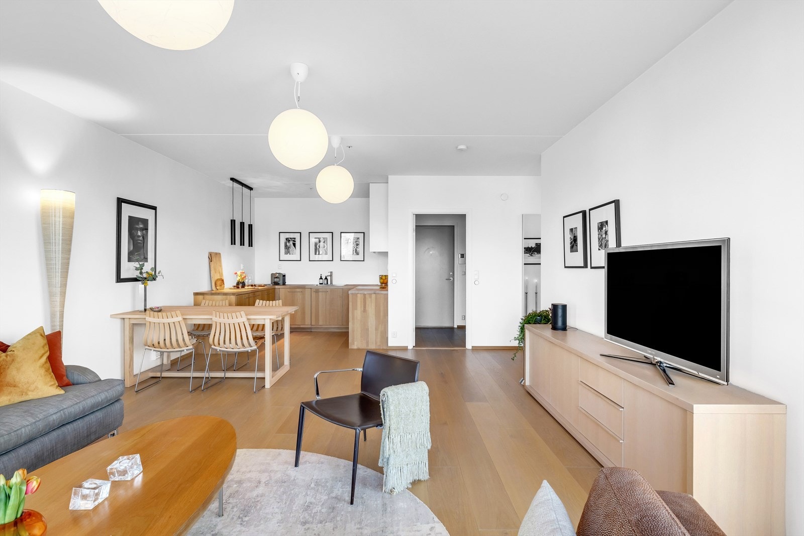 God plass til stor spisestue og sofagruppe Galleribilde