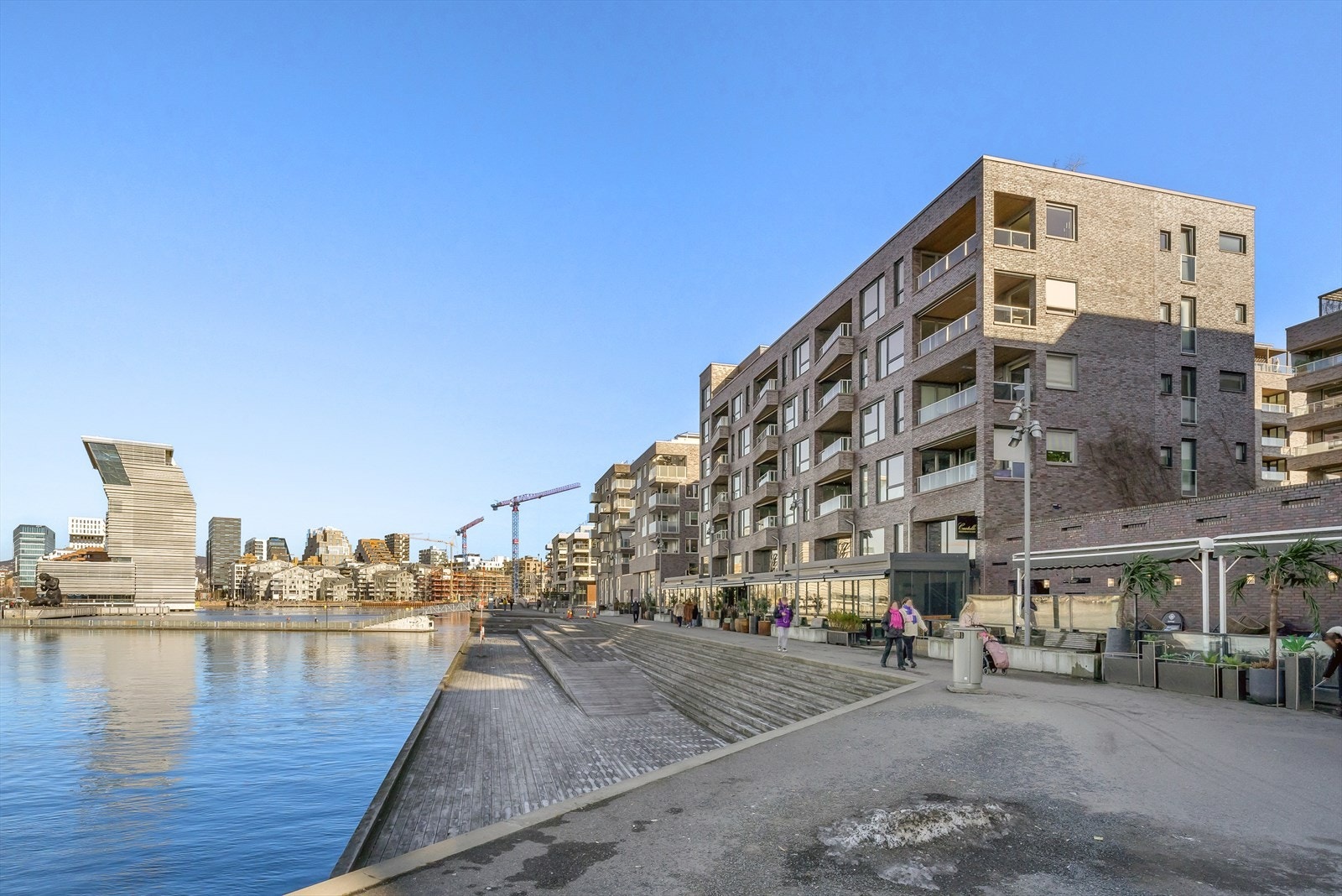 Nydelig havnepromenade som strekker seg fra Sørenga til Bygdøy Galleribilde