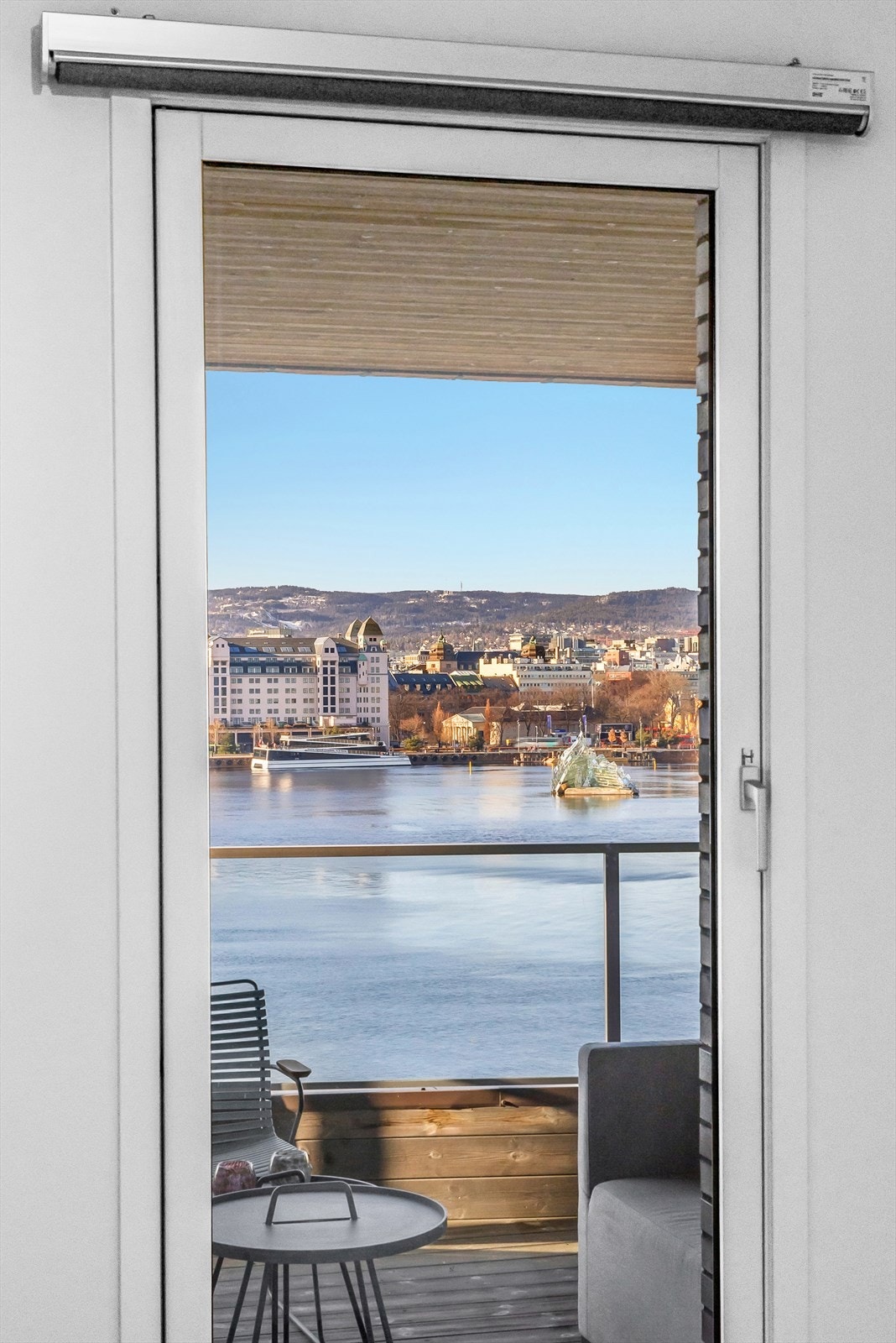 Nydelig fjordutsikt fra samtlige vinduer Galleribilde
