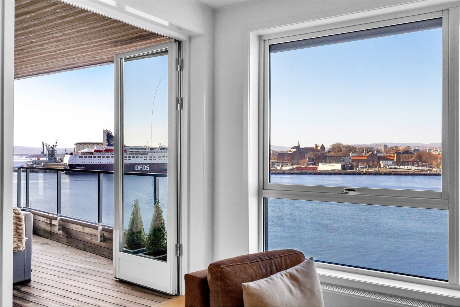 Direkte utgang til flott balkong. Balkongen fungerer som en fin forlengelse av stuen om sommeren Galleribilde