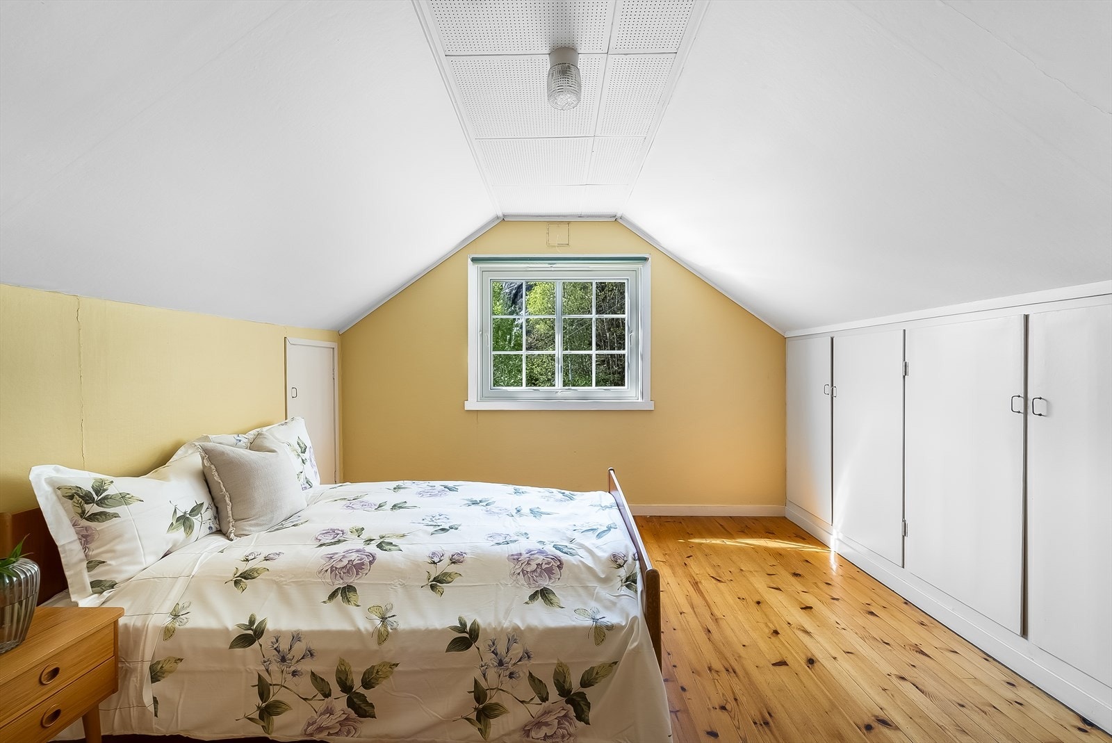 Trivelig soverom på loft med innebygde skap. Galleribilde