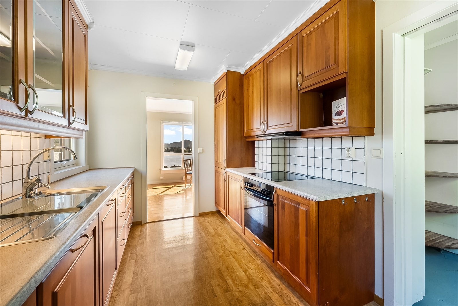 Rikelig med skap- og benkeplass. Galleribilde