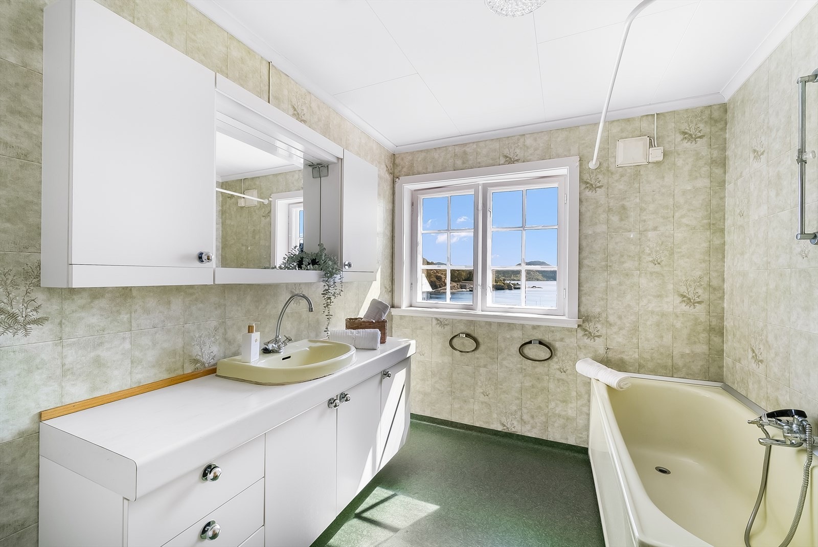 Badet er innredet med badekar og seksjon m/servant. Galleribilde