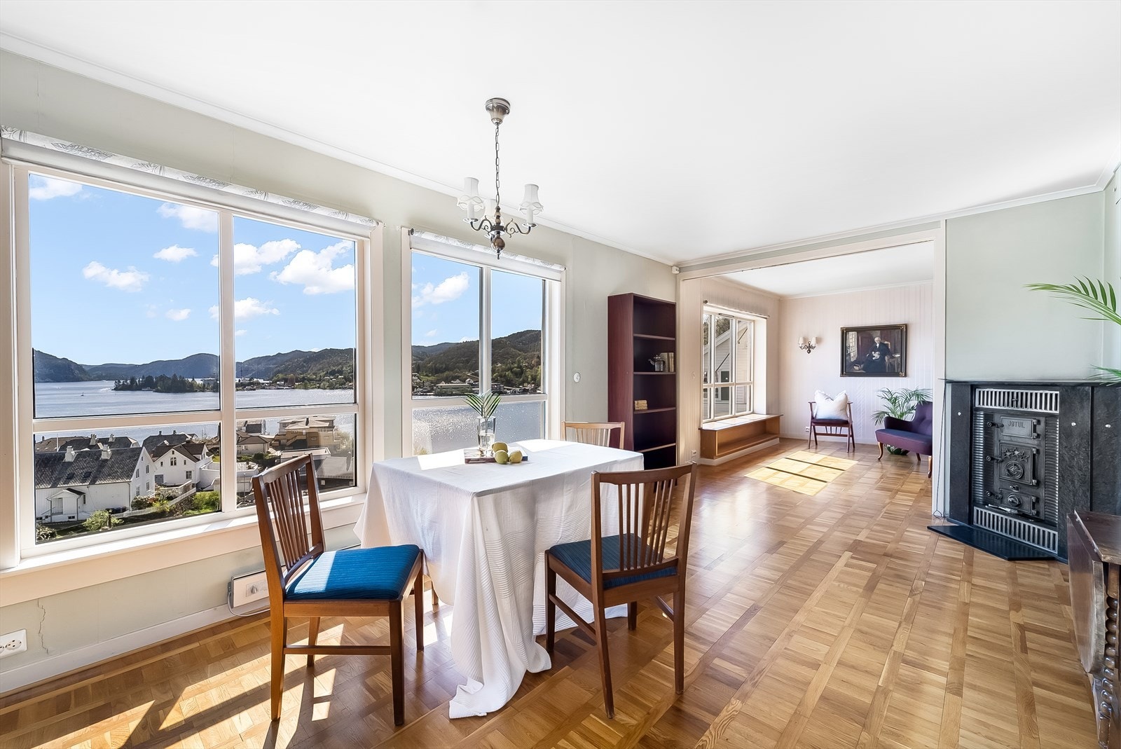 Romslig stue med generøse vindusflater for maks utsyn! Galleribilde