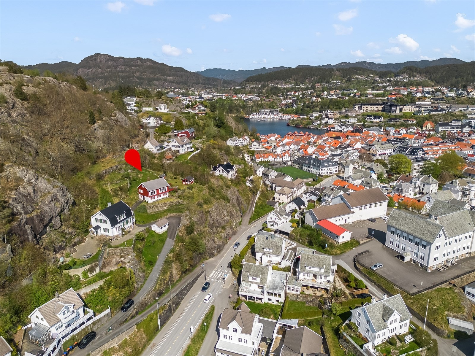 Velkommen til Bekkeveien 9! Fra boligen har du gangavstand til bykjernen med handlegate, café og restauranter. Galleribilde