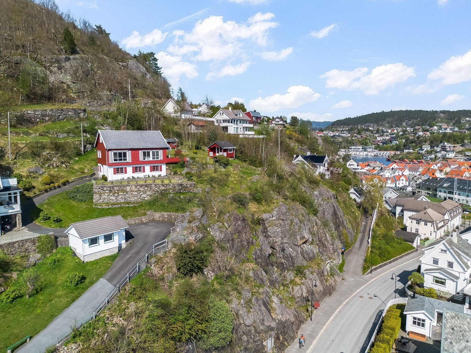 Med eiendommen følger enebolig, frittliggende garasje og anneks. Galleribilde