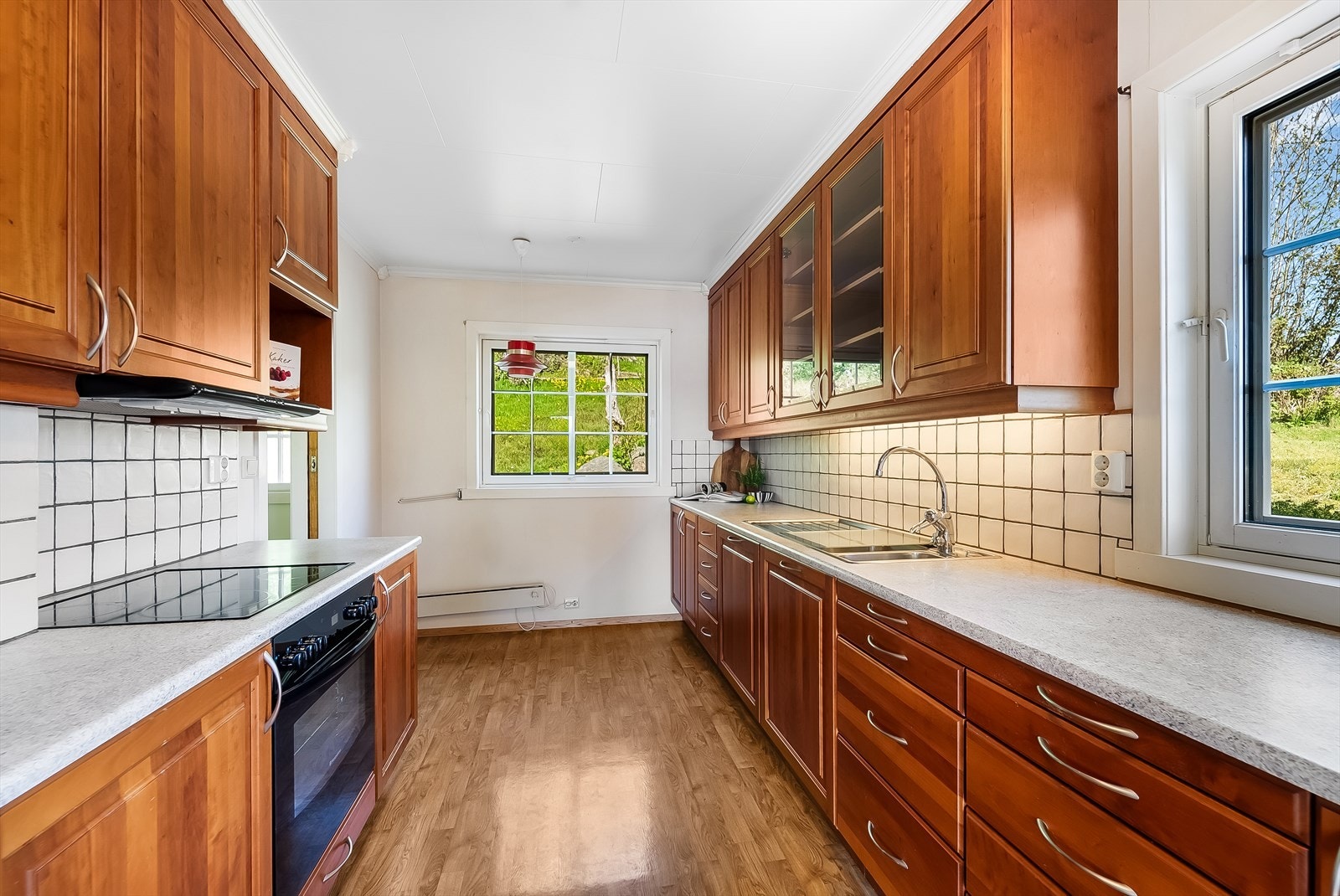 Tiltalende kjøkken med integrerte hvitevarer. Galleribilde