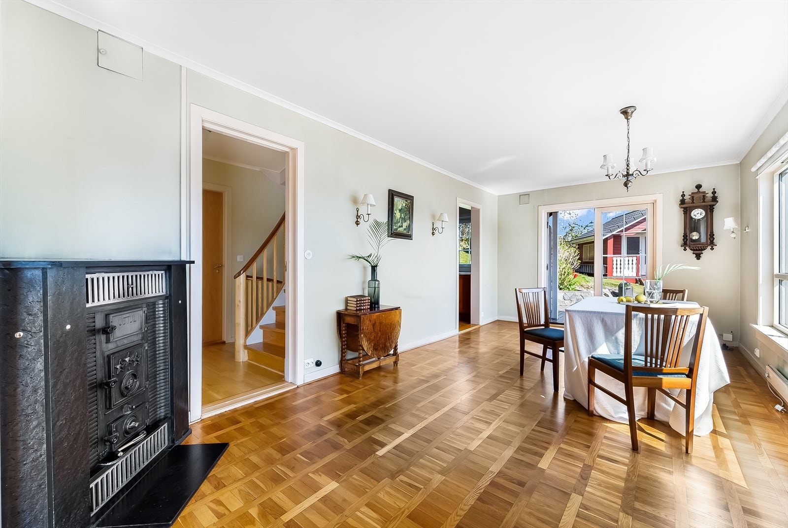 Gulvet er belagt med parkett, kombinert med lysmalte vegger og papp i himling. Galleribilde