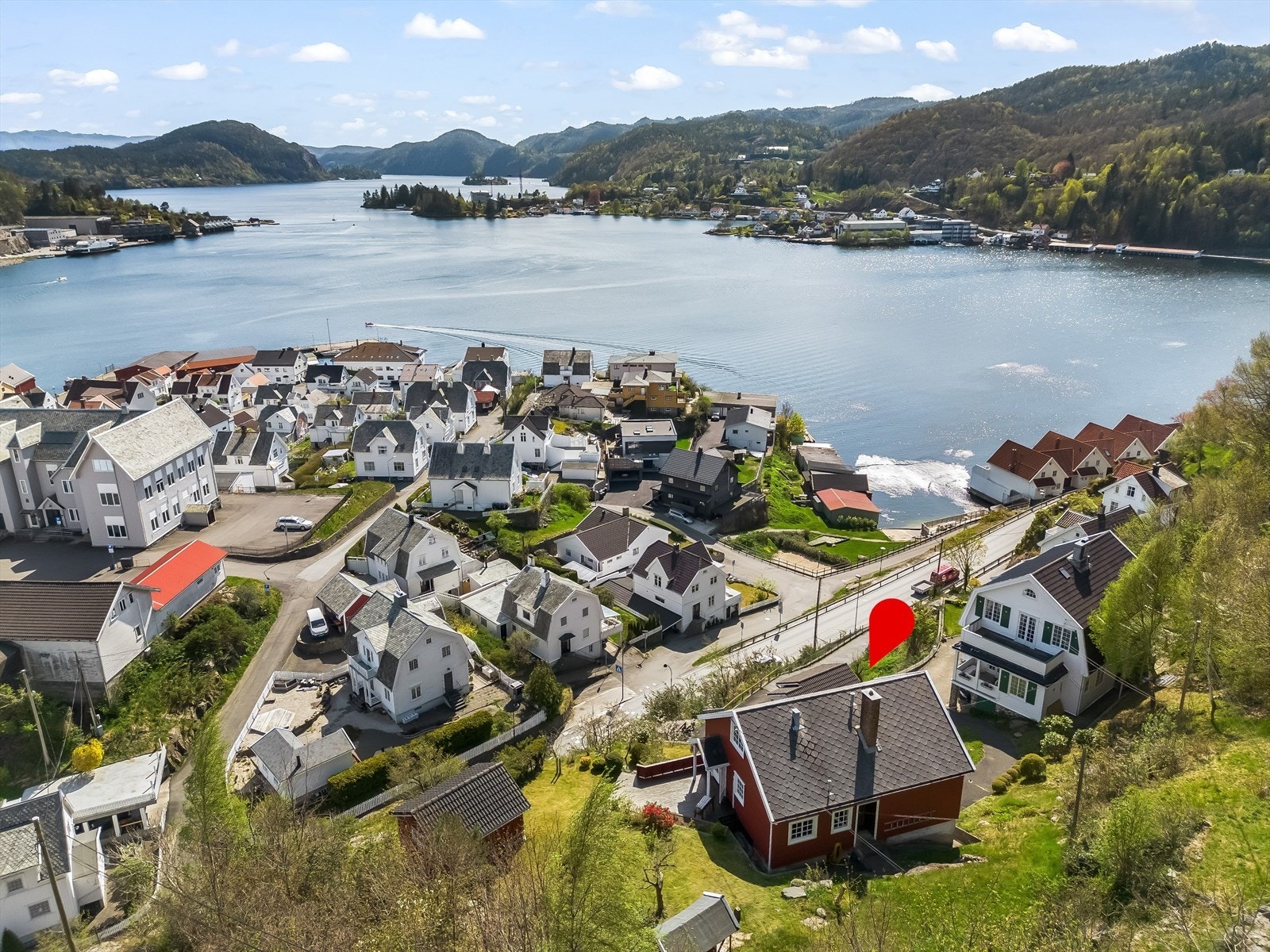 Eiendommen ligger på en liten høyde innerst i blindvei. Galleribilde