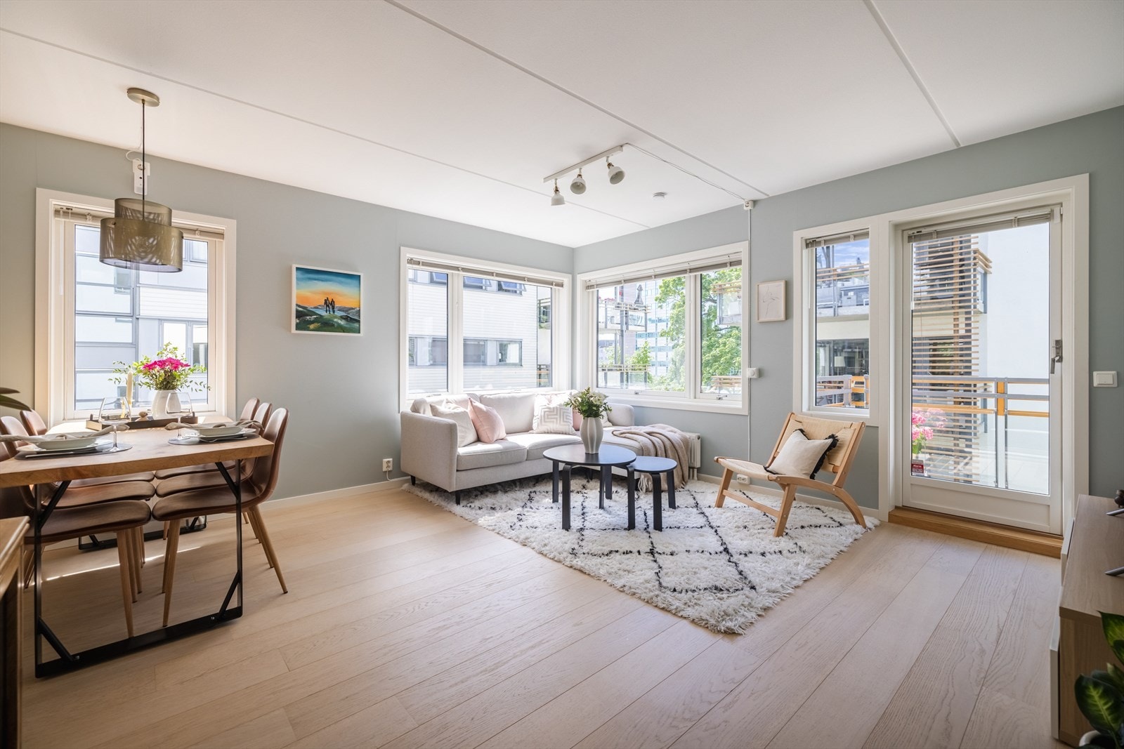 Moderne og påkostet 3-roms hjørneleilighet med stor vestvendt balkong, garasje og heis. Galleribilde
