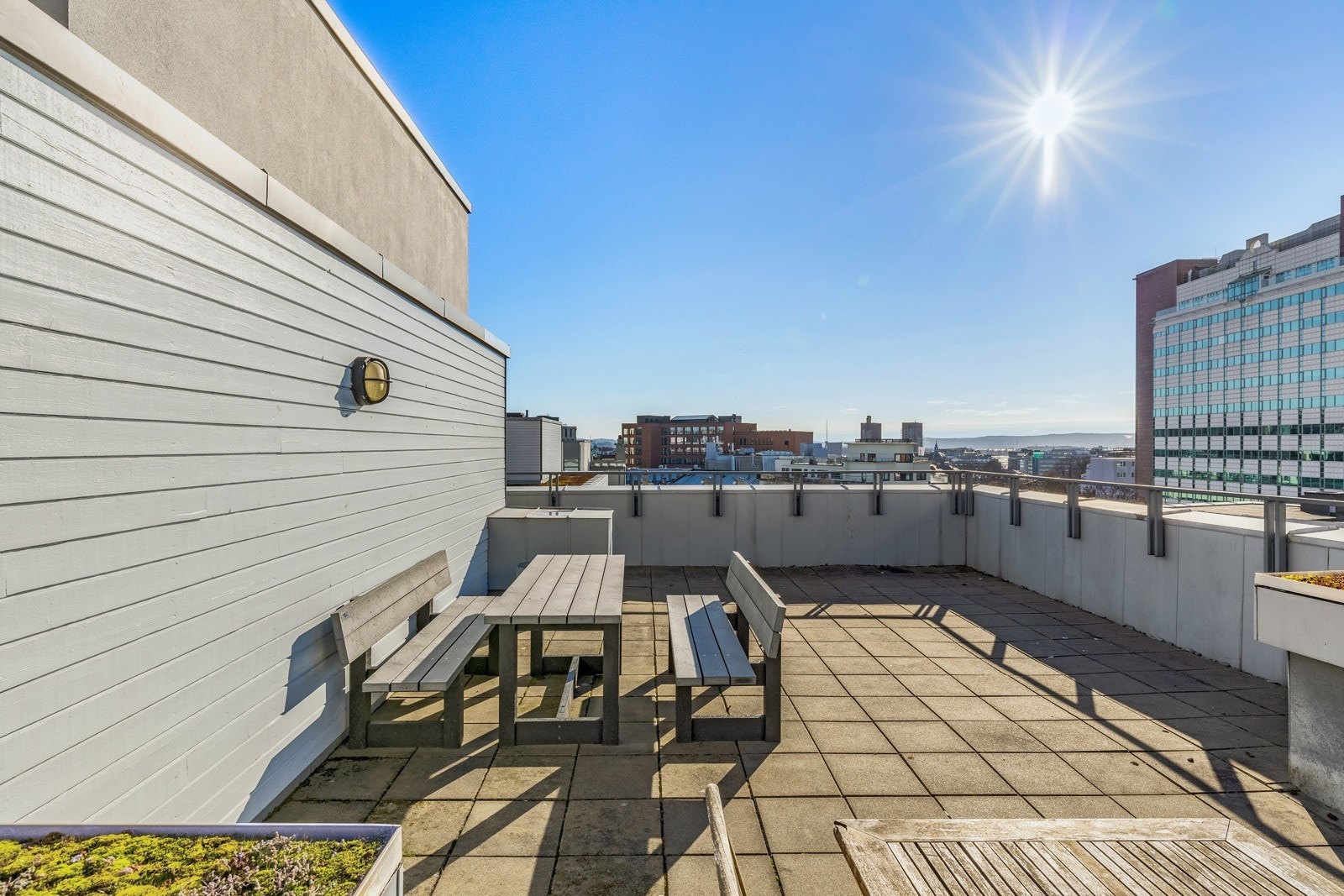 Felles, solrik takterrasse i bygget Galleribilde