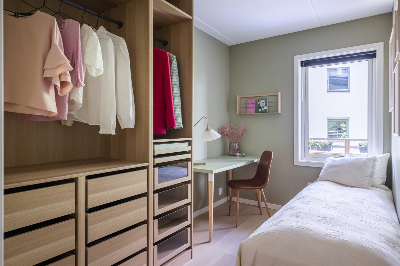 Soverom nummer 2 er i dag innredet med skap, pult og gjesteseng. Kan fint brukes som walk-in, barnerom eller stort kontor. Galleribilde