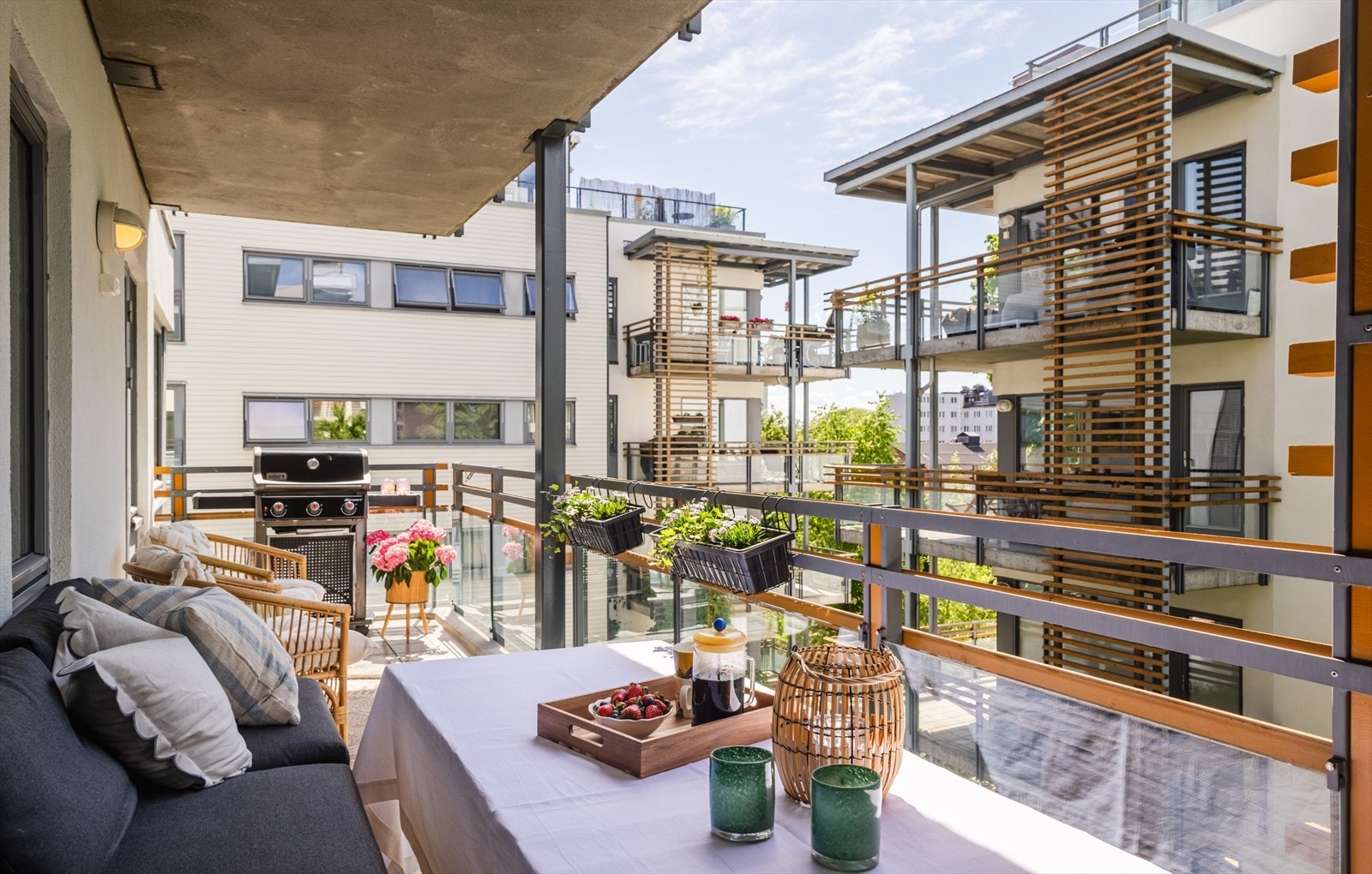Stor balkong med ettermiddagssol og mulighet for flere soner! Galleribilde