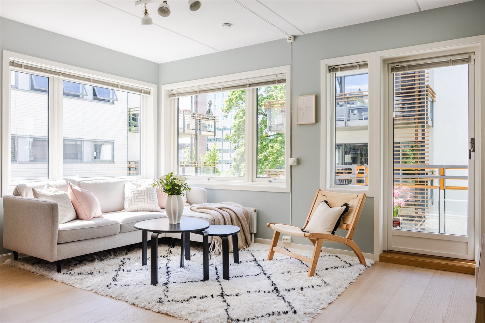Her er det mengder med naturlig lys og store vindusflater! Galleribilde