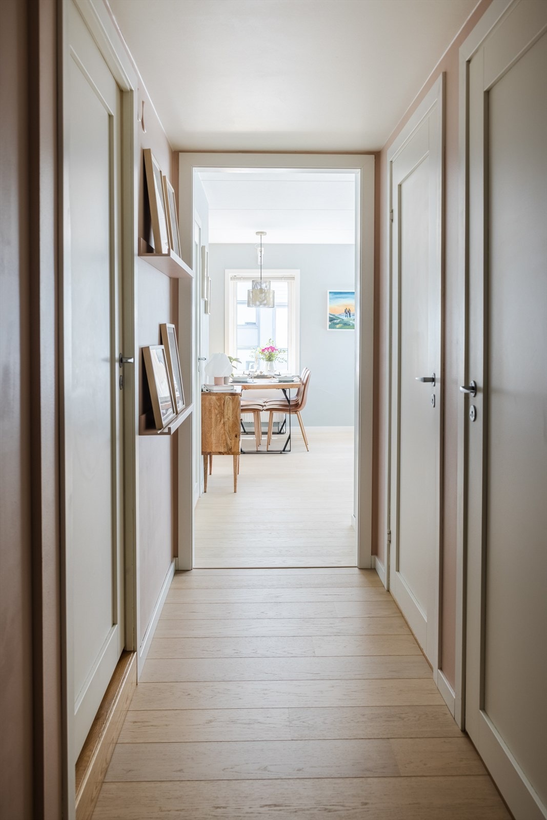 Romslig gang med skyvedørsgarderobe og god plass til oppheng og sittebenk. Galleribilde